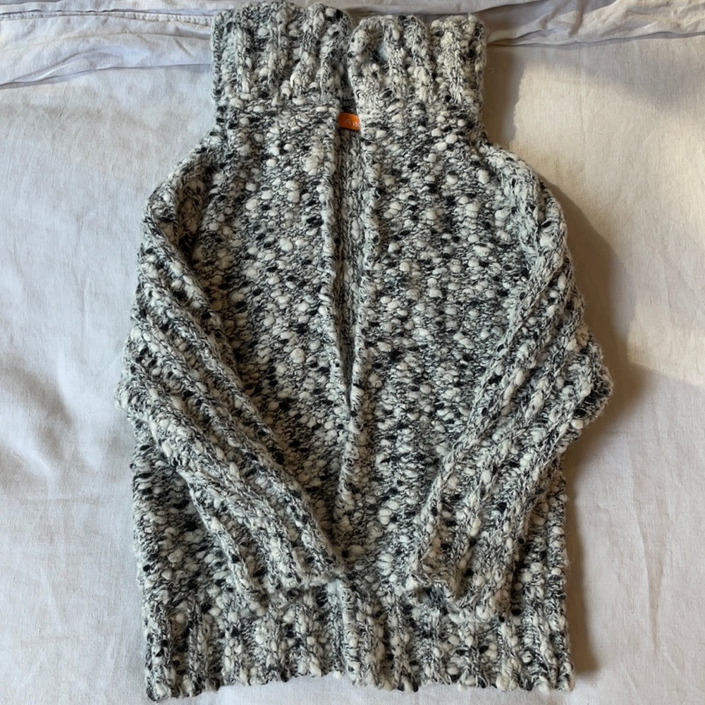 Amina black and white knitted sweater